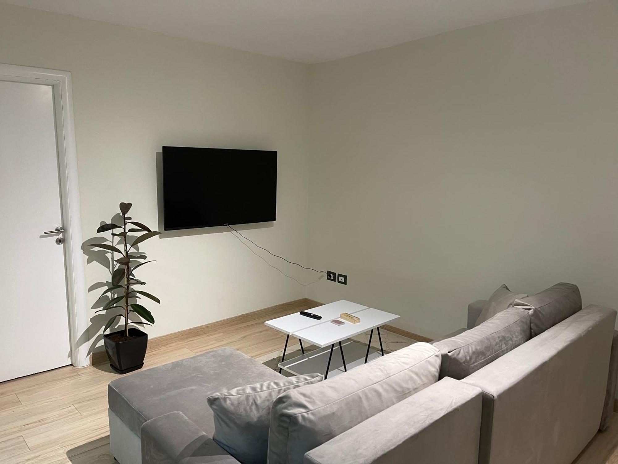White Apartment, In The Center Of ティラナ エクステリア 写真