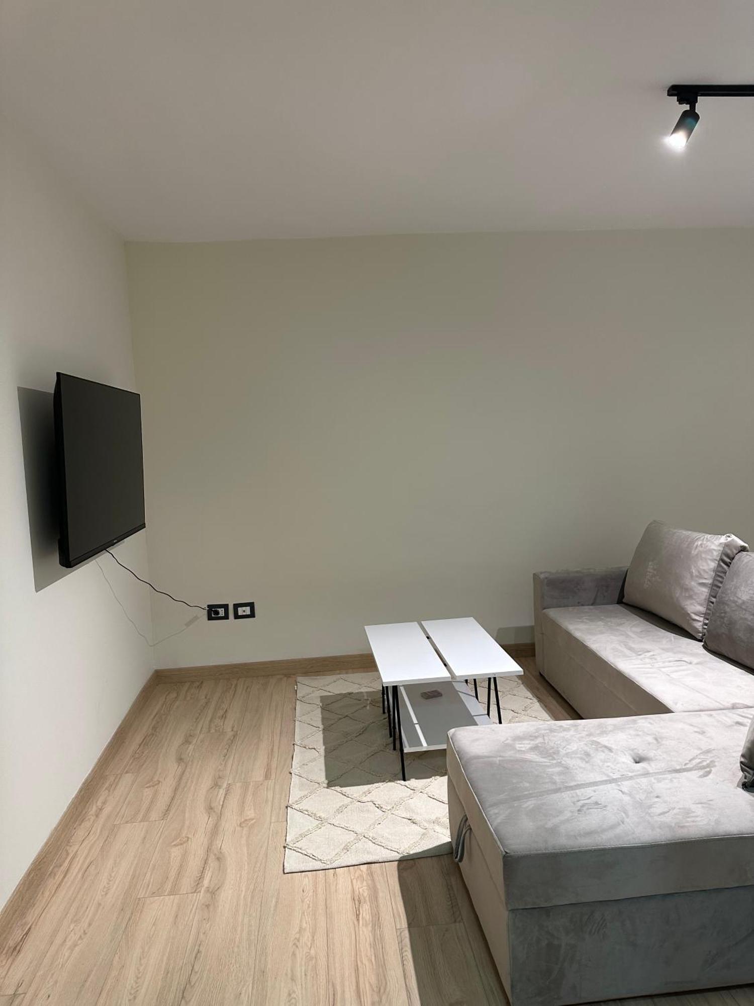 White Apartment, In The Center Of ティラナ エクステリア 写真