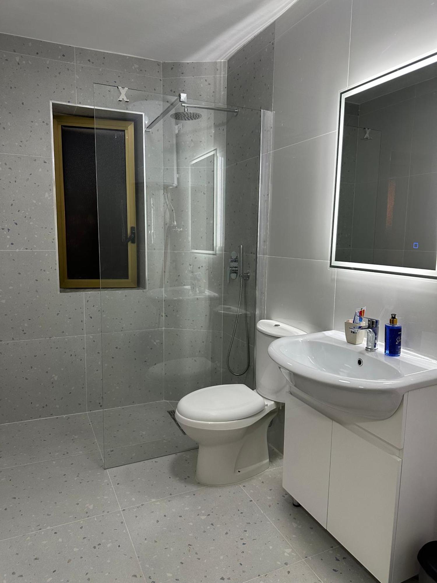 White Apartment, In The Center Of ティラナ エクステリア 写真