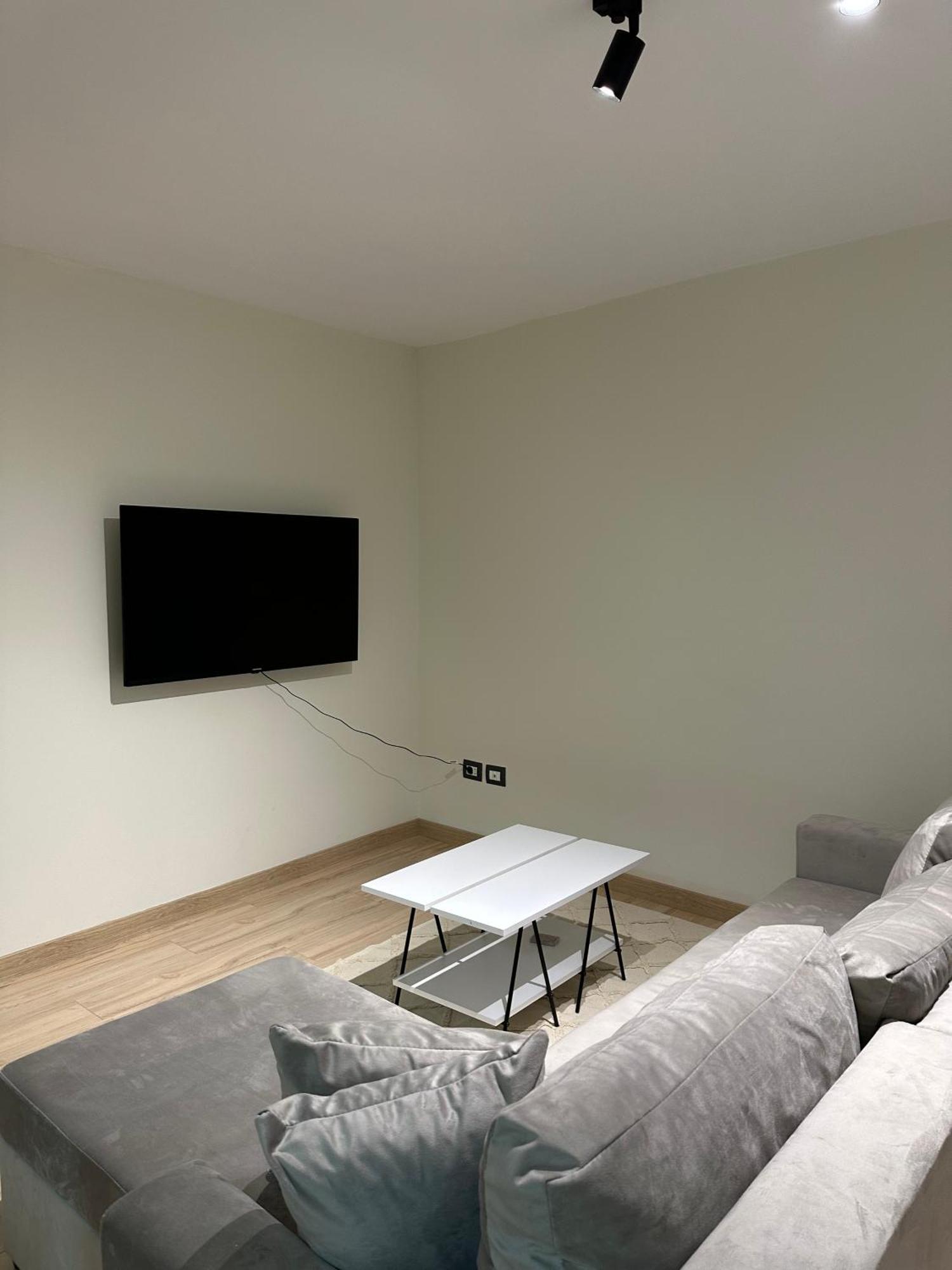 White Apartment, In The Center Of ティラナ エクステリア 写真